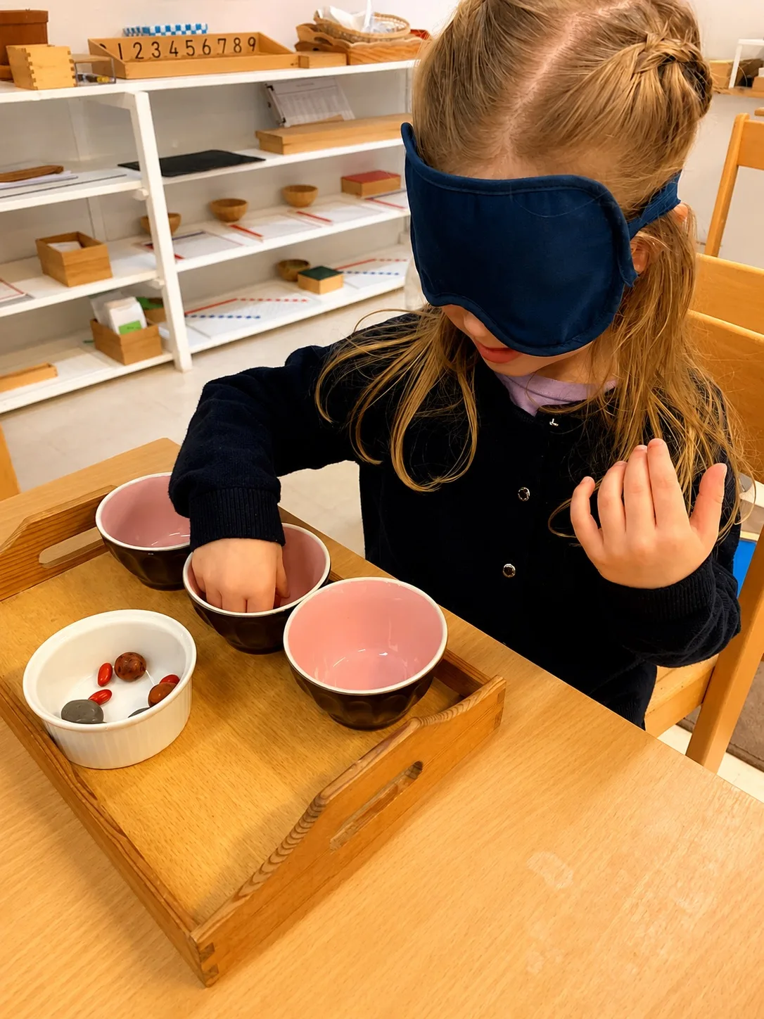 Enfants travaillant avec le matériel Montessori