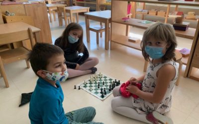 Les enfants apprennent la réussite en jouant aux échecs
