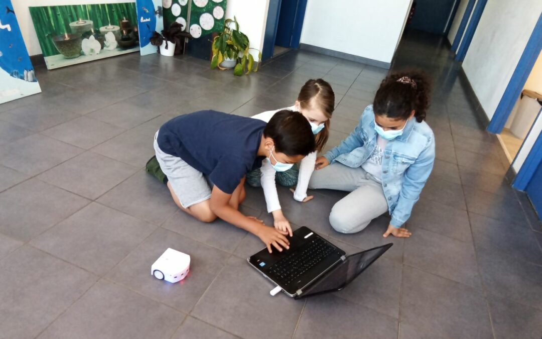 Introduction to robotics with the Thymio robot.