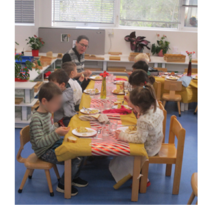 Repas en classe rose avec les éducateurs