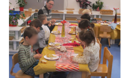 La classe rose prends un bon repas sur une jolie table