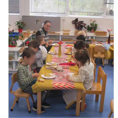 La classe rose prends un bon repas sur une jolie table