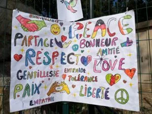 Affiche des valeurs de la paix realisee par les enfants : respect, amitie, tolerance, partage, liberte