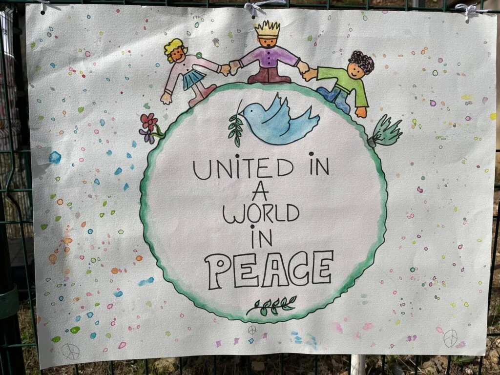 Dessin d'enfant : United in a world in peace, une colombe et des enfants se tenant la main