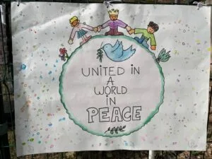 Dessin d'enfant : United in a world in peace, une colombe et des enfants se tenant la main