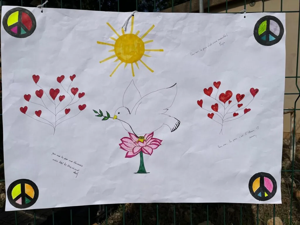 Dessin d'une colombe portant un rameau au-dessus d'une fleur de lotus
