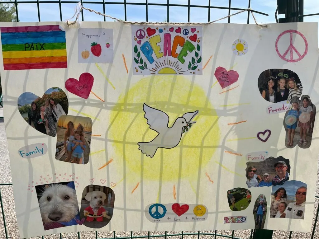 Collage PEACE avec photos de famille et colombe realise par les enfants