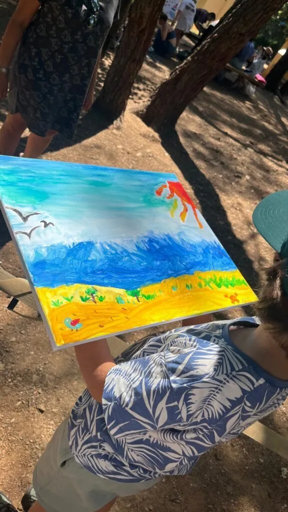 Un enfant presente sa peinture realisee pour la Journee de la Paix